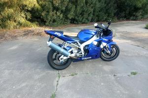 YAMAHA R1