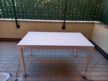 Tavolo bianco da esterno