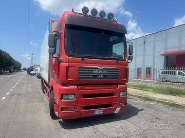 CAMION TRE ASSI MAN CON FRIGO