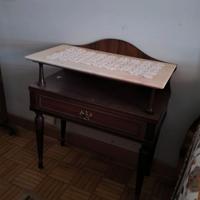 Coppia di comodini classici in legno