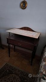 Coppia di comodini classici in legno