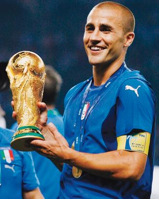 fotografia Cannavaro con la 🏆vinta 2006