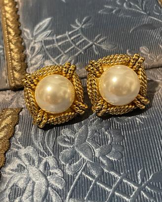 Orecchini stupendi per una donna elegante