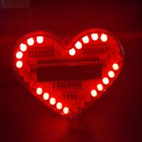 Cuore luminoso LED rosso con giochi di luce.