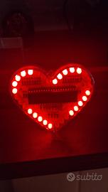 Cuore luminoso LED rosso con giochi di luce.