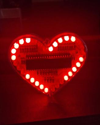 Cuore luminoso LED rosso con giochi di luce.