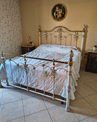 Stupendo letto in ferro battuto oro e bianco