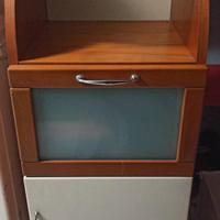 Mobiletto multiuso in legno con ripiano in vetro