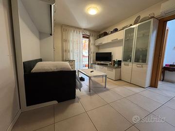 Bilocale con grande terazzo in via cluadio augusta