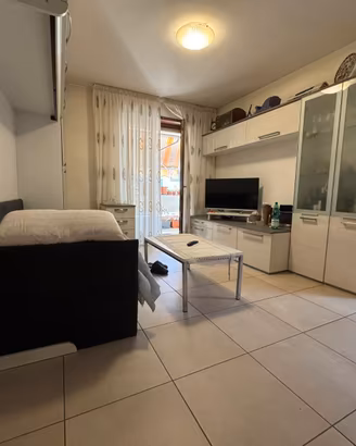 Bilocale con grande terazzo in via cluadio augusta