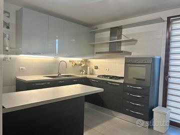 Cucina ad angolo con penisola