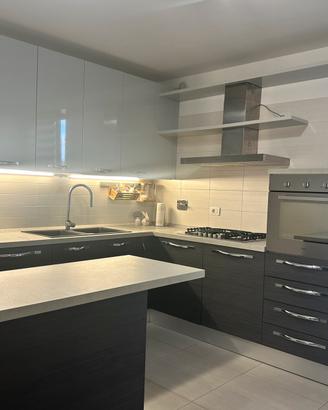 Cucina ad angolo con penisola