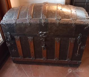 antico baule di sacrestia