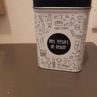 Scatola in latta portaoggetti 