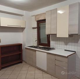 Cucina componibile con pensili con forno,tavolo