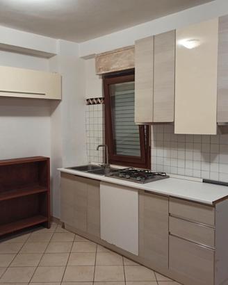 Cucina componibile con pensili con forno,tavolo