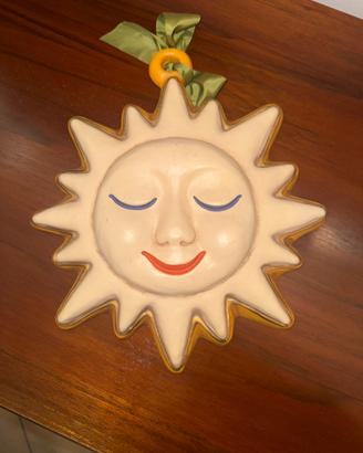 Formella in ceramica del Sole prodotta da Thun