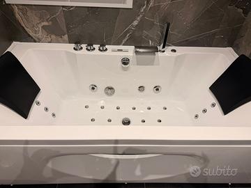 Vasca idromassaggia con bluetooth