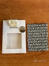 bottone originale Chanel con campione in tessuto