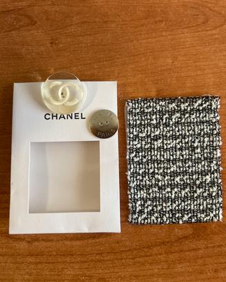 bottone originale Chanel con campione in tessuto