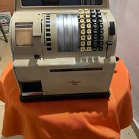 Vecchio registratore di cassa