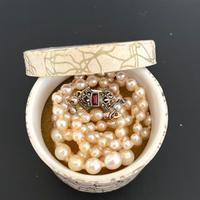 Collana di perle marine vere.