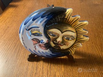 Sole luna in ceramica artigianale con piedistallo