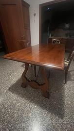 Tavola e sedie in legno massiccio