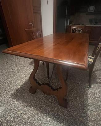 Tavola e sedie in legno massiccio