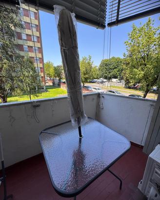 Tavolo da esterno con ombrellone