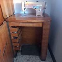 Macchina da cucire con mobile