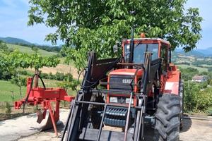 Trattore con bivomere e caricatore