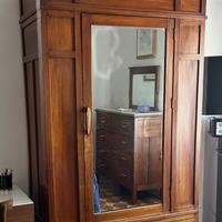 Armadio antico in legno di noce massello
