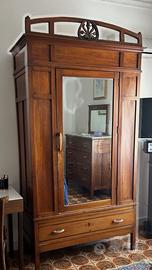 Armadio antico in legno di noce massello