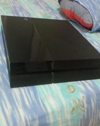  PS4 + 1 gioco e 4 joystick 