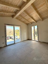 Quadrivano bilivelli con giardino