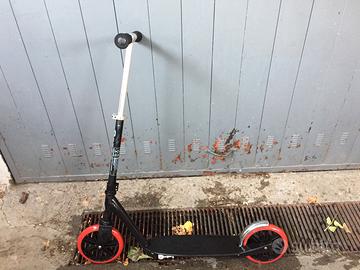 monopattino muscolare Razor