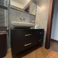 Mobile bagno con bacinella e specchiera