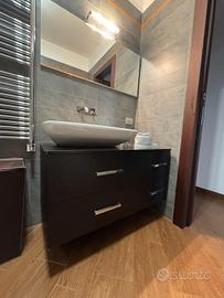 Mobile bagno con bacinella e specchiera