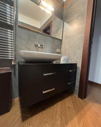 Mobile bagno con bacinella e specchiera