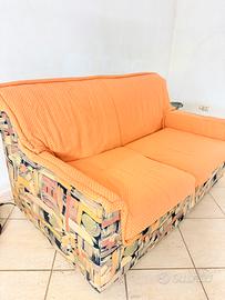 Divano 2 posti arancione con fantasia .