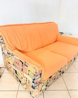 Divano 2 posti arancione con fantasia .