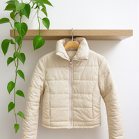 Piumino corto color panna – caldo, leggero