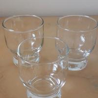 Tre bicchierini in vetro trasparente.