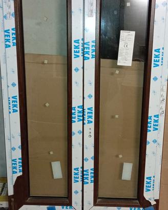 Finestra in PVC colore noce scuro