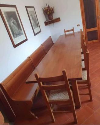 tavolo con sedie e panche 
