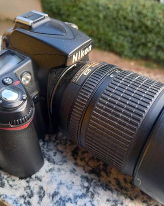 Nikon D90 con obbiettivo