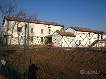 Locale commerciale parzialmente ristrutturato