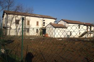 Locale commerciale parzialmente ristrutturato