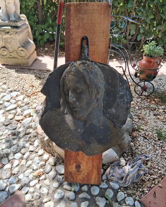 scultura raffigurante un cristo